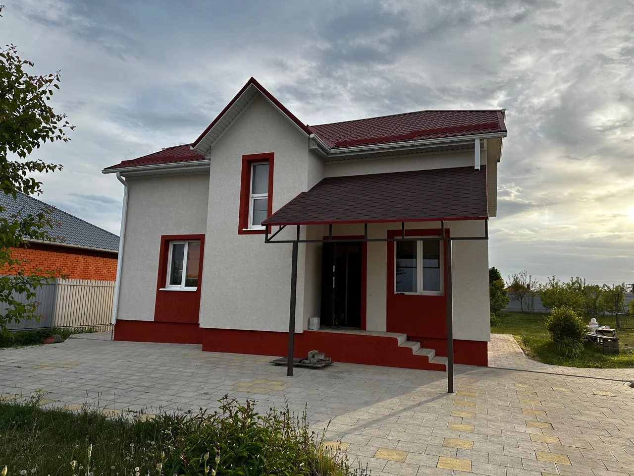Белый и терракотовый