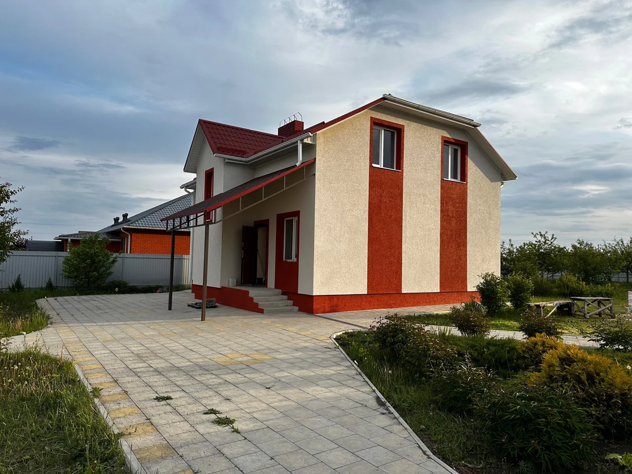 Белый и терракотовый, ракурс 2