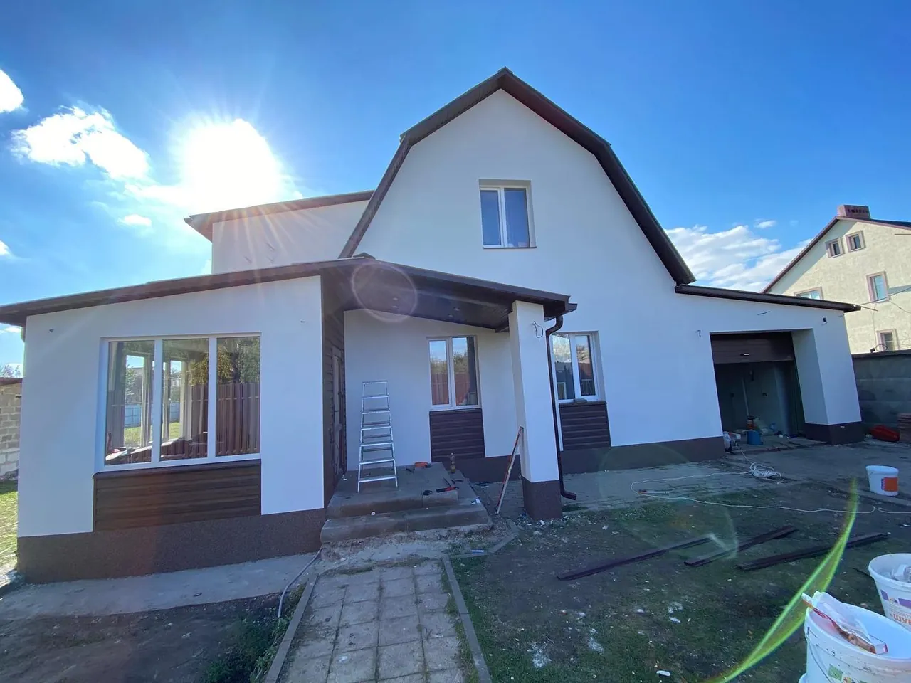 Белый дом с мансардой, ракурс 3