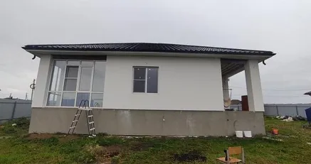 Белые стены, серый цоколь