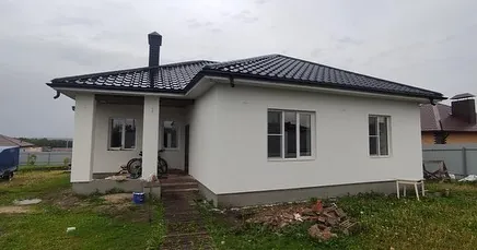 Белые стены, серый цоколь, ракурс 3