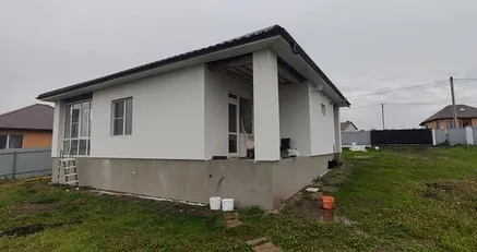 Белые стены, серый цоколь, ракурс 5