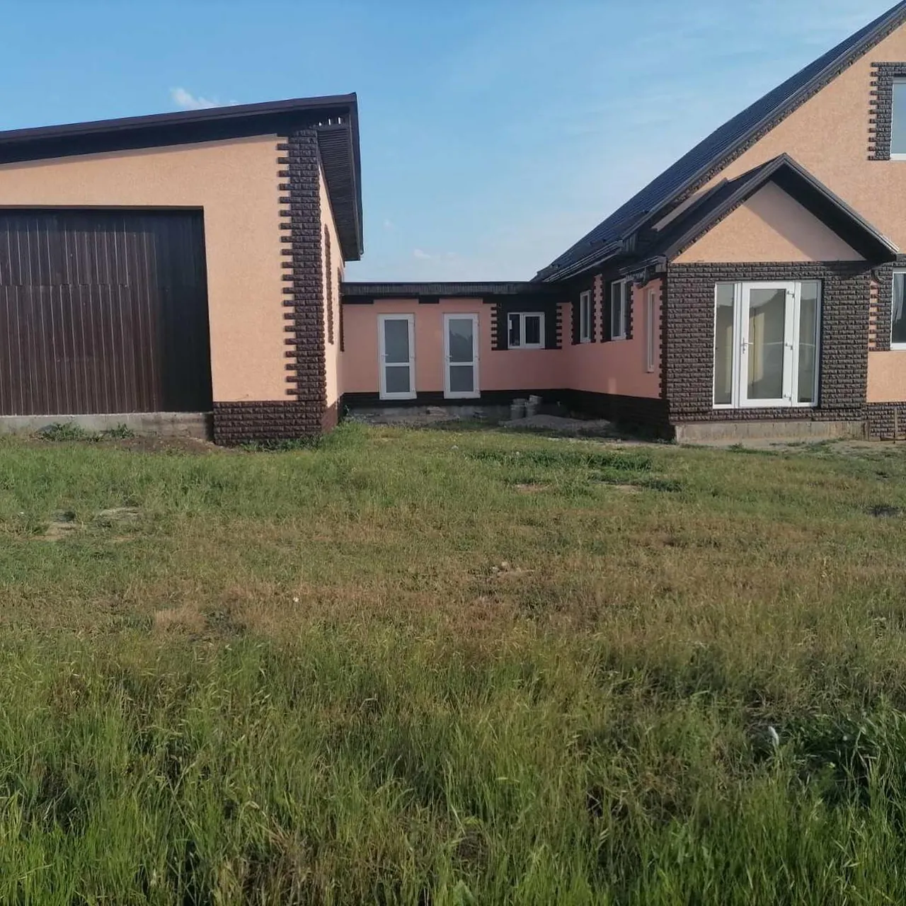 Розовый фасад, кирпичная рустовка