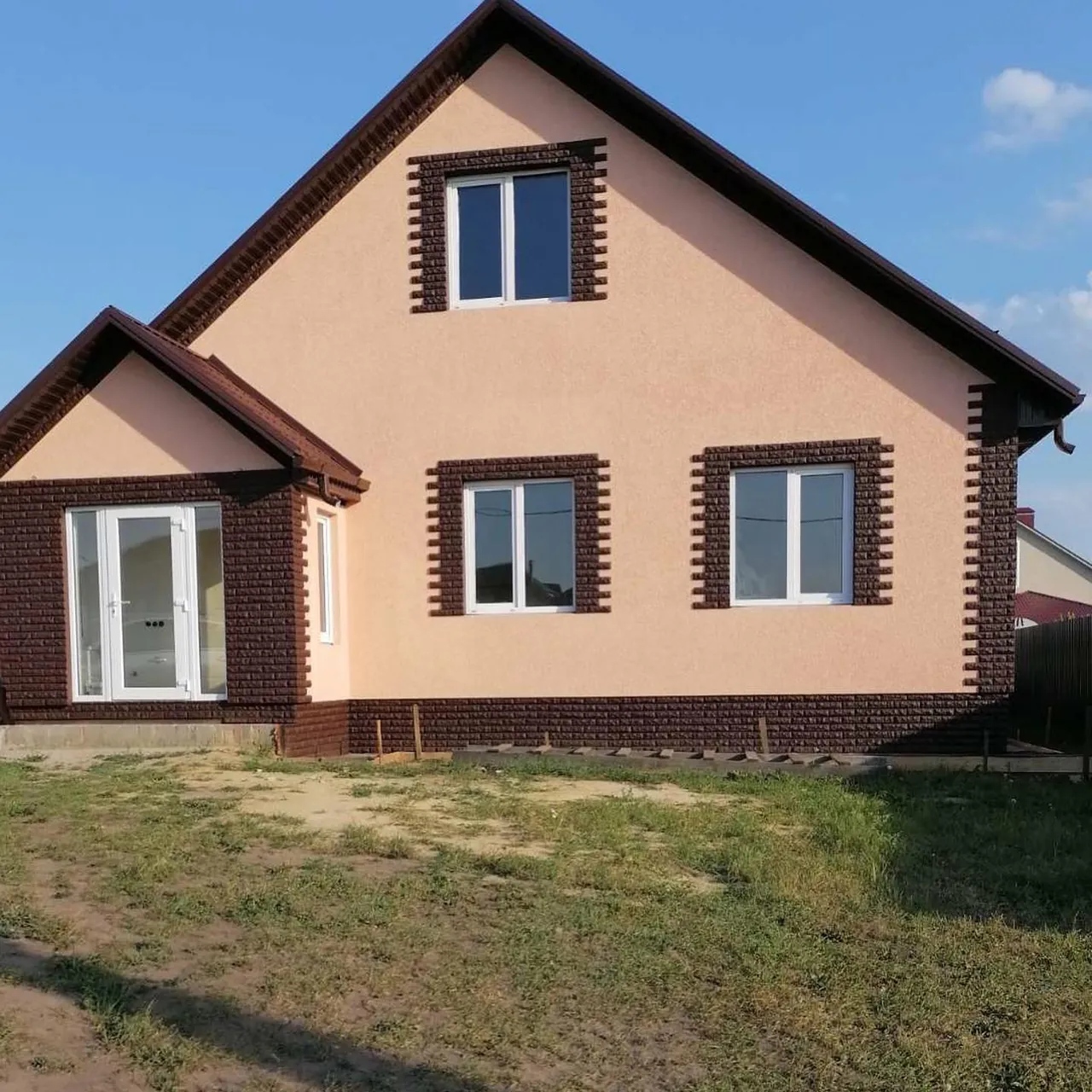 Розовый фасад, кирпичная рустовка, ракурс 2