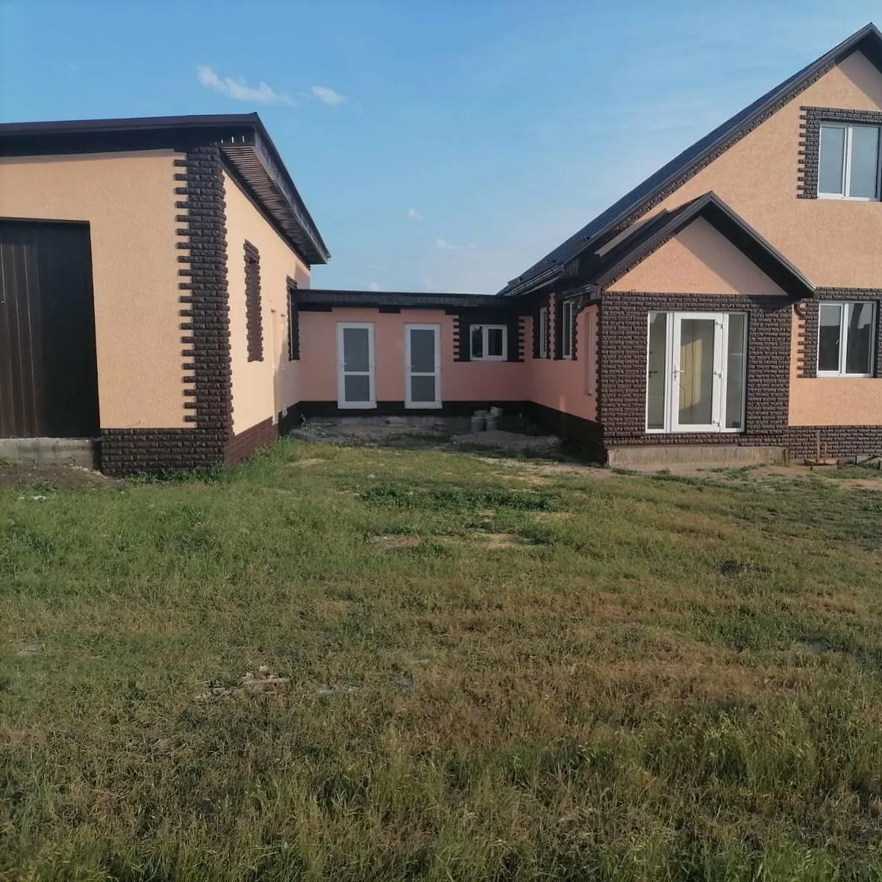 Розовый фасад, кирпичная рустовка, ракурс 3
