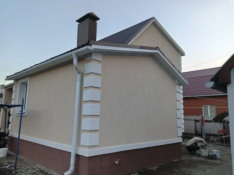 Белые квадры на бежевом