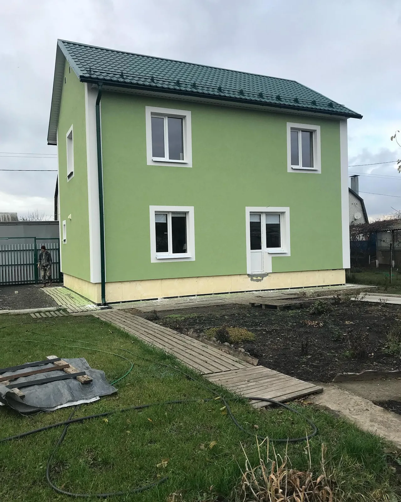 Зелёные стены, светлый цоколь, ракурс 2