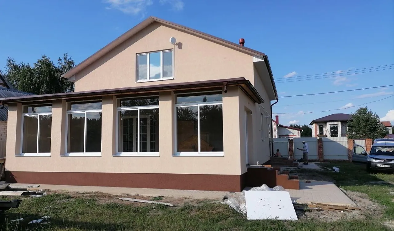 Розовый дом с лентой окон