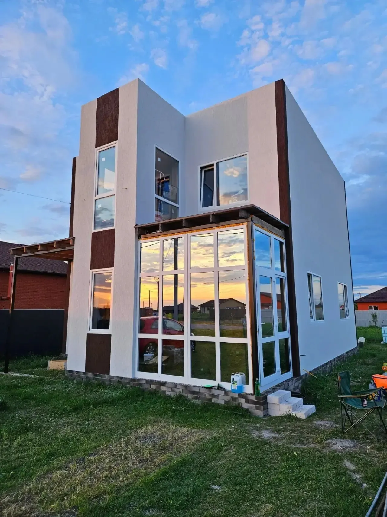 Белый куб, коричневые вставки