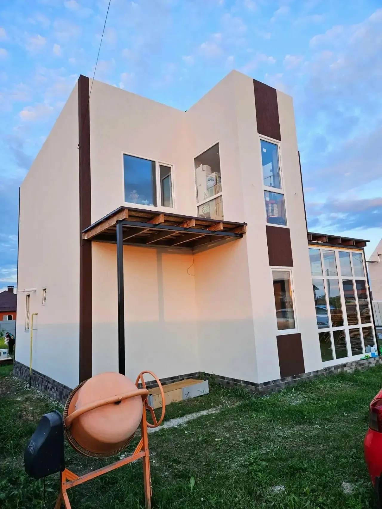 Белый куб, коричневые вставки, ракурс 2