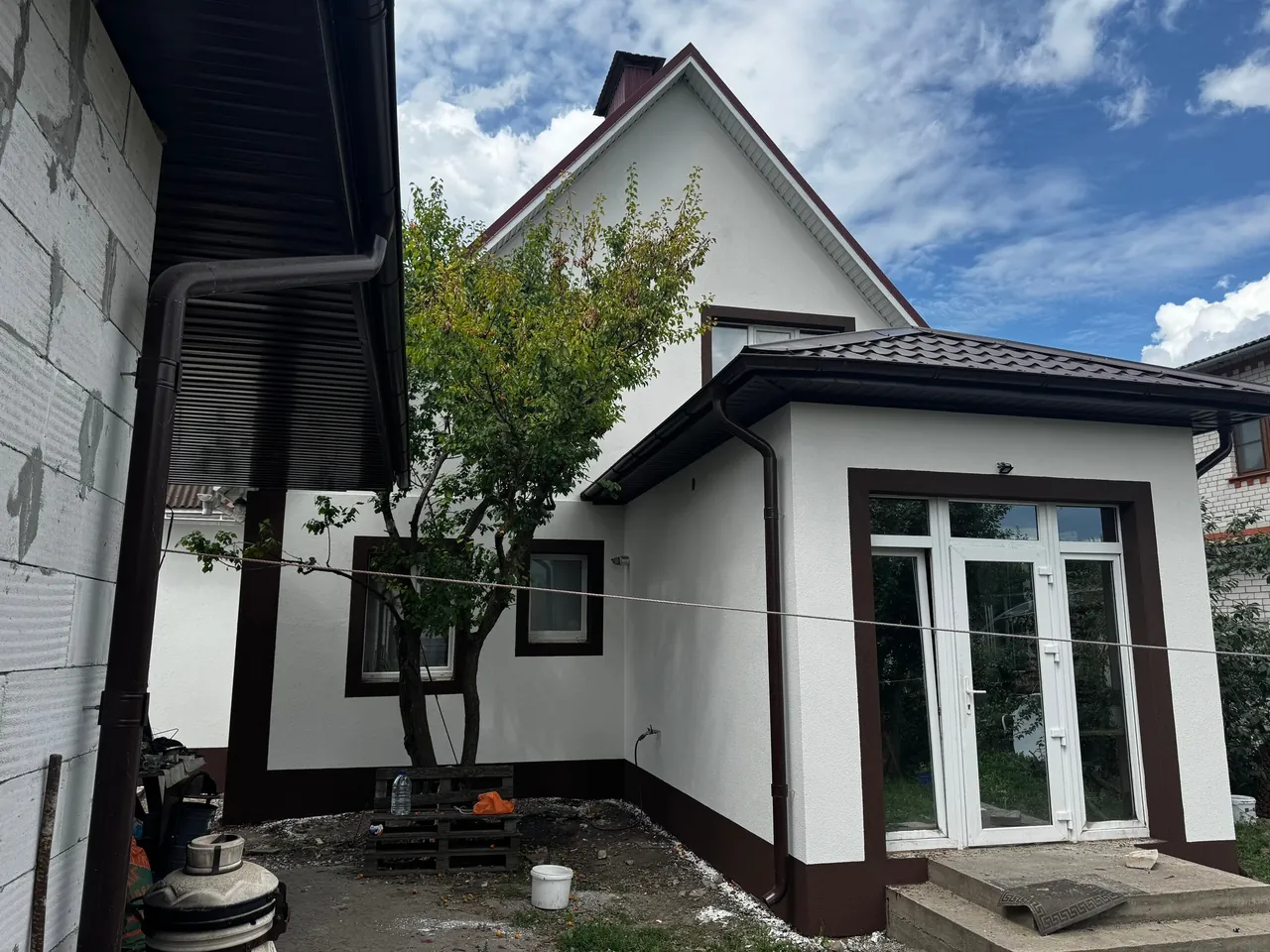 Белый дом с пристройкой, ракурс 4