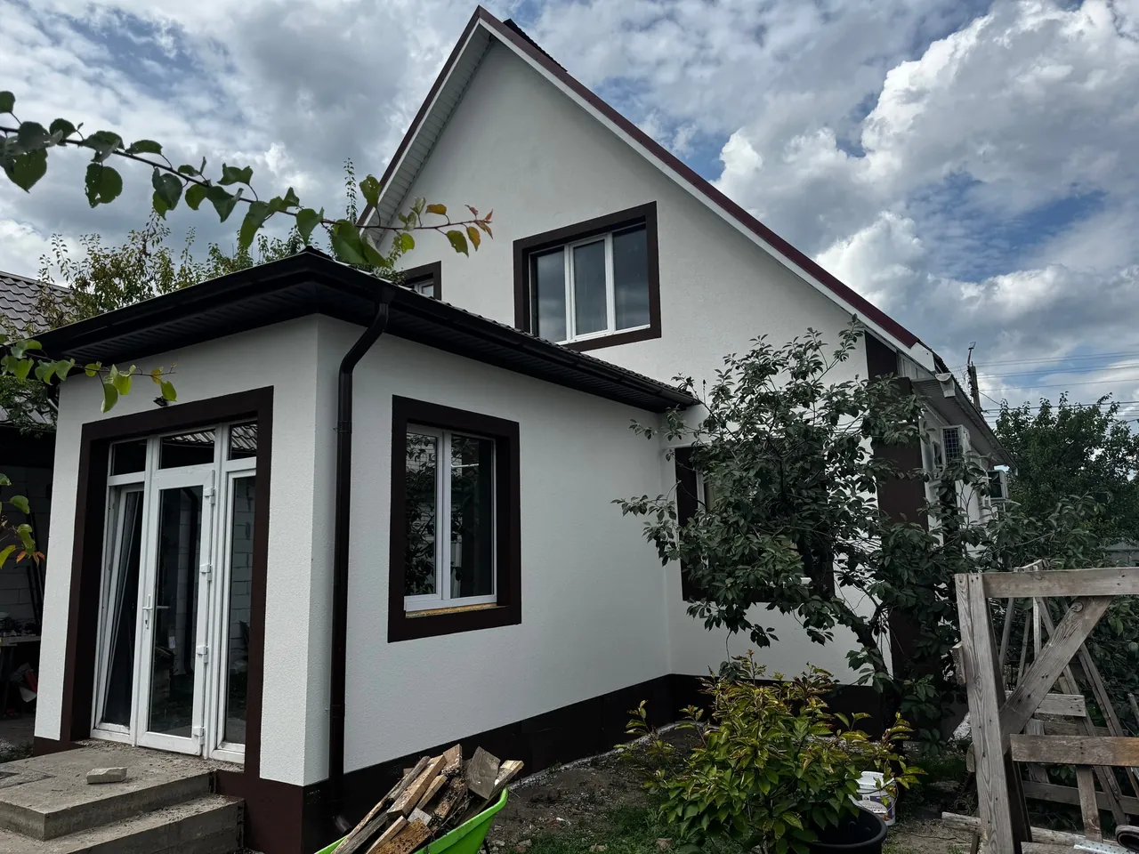 Белый дом с пристройкой, ракурс 5
