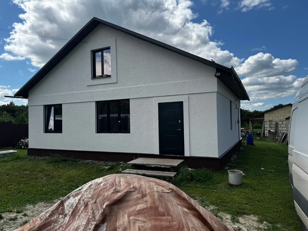 Белый фронтон, тёмный пояс, ракурс 3