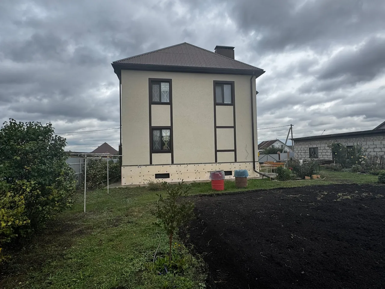 Кремовый дом с эркером, ракурс 3