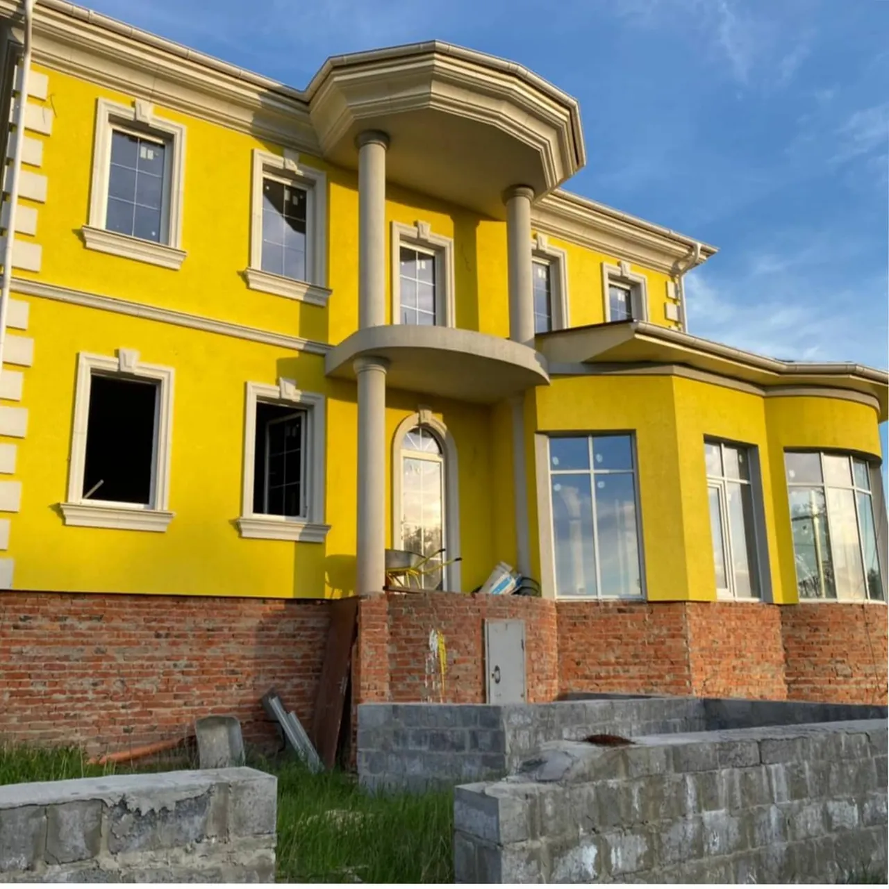 Жёлтый дом с колоннами, ракурс 2