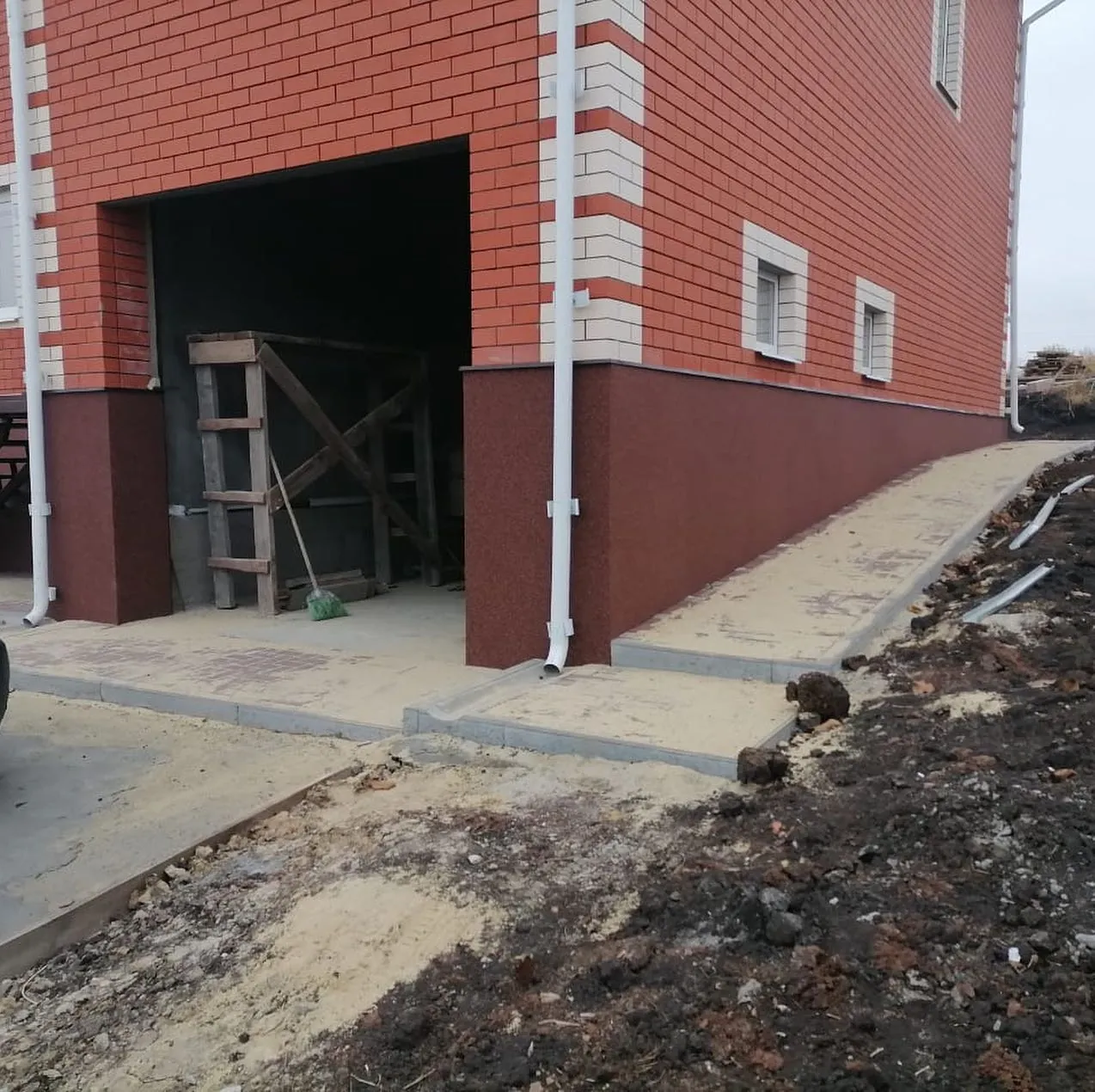 Кирпич и бордовый цоколь, ракурс 3