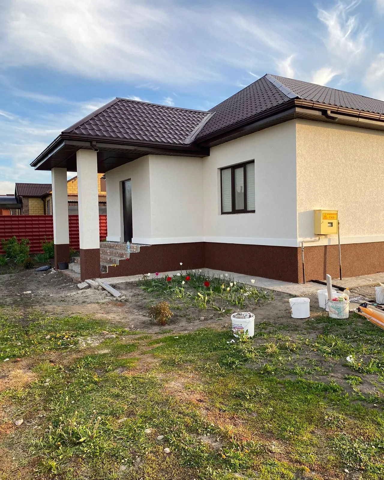 Кремовый дом с колоннами, ракурс 1